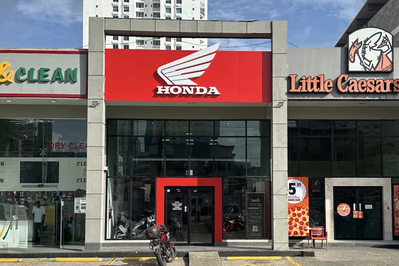 Fachada de la tienda Honda Motos Panamá en Calle 50, con el ala Honda sobre la entrada