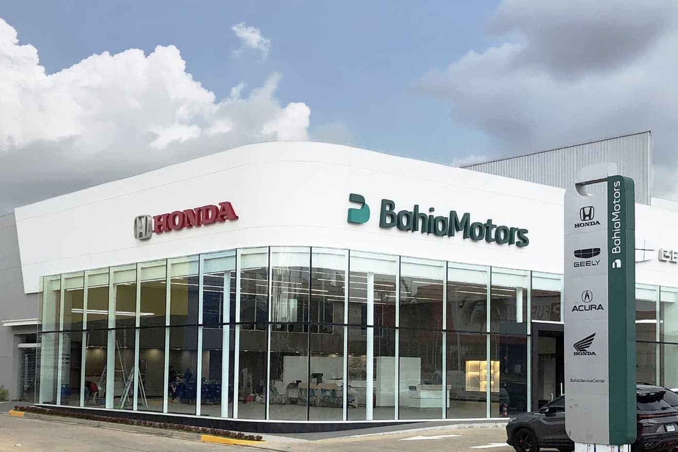 Sala de exhibición de vidrio de Honda Motos Panamá en el Boulevard Costa Verde, La Chorrera